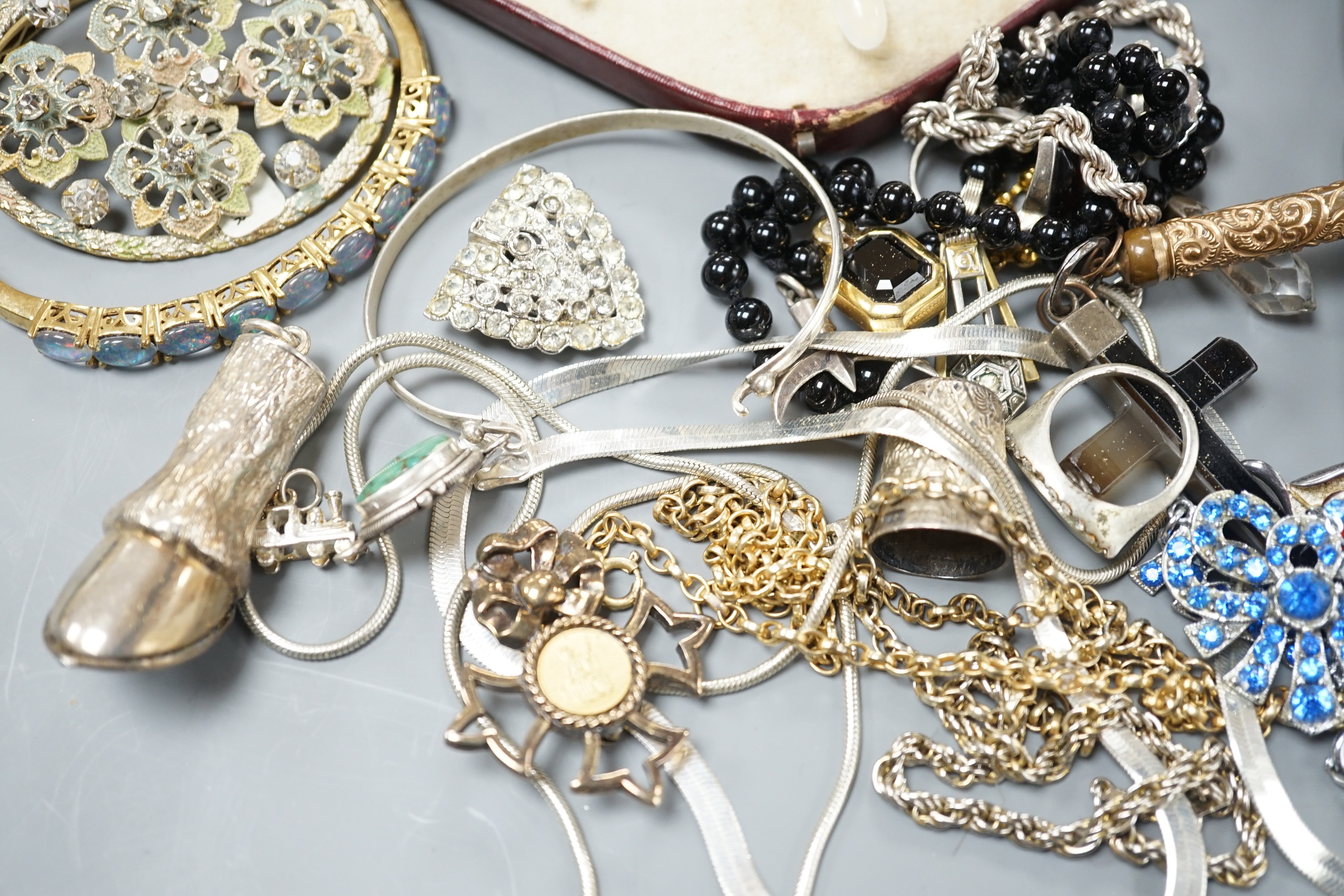 A George V silver and tortoiseshell mounted circular trinket box and a group of assorted jewellery, including costume.